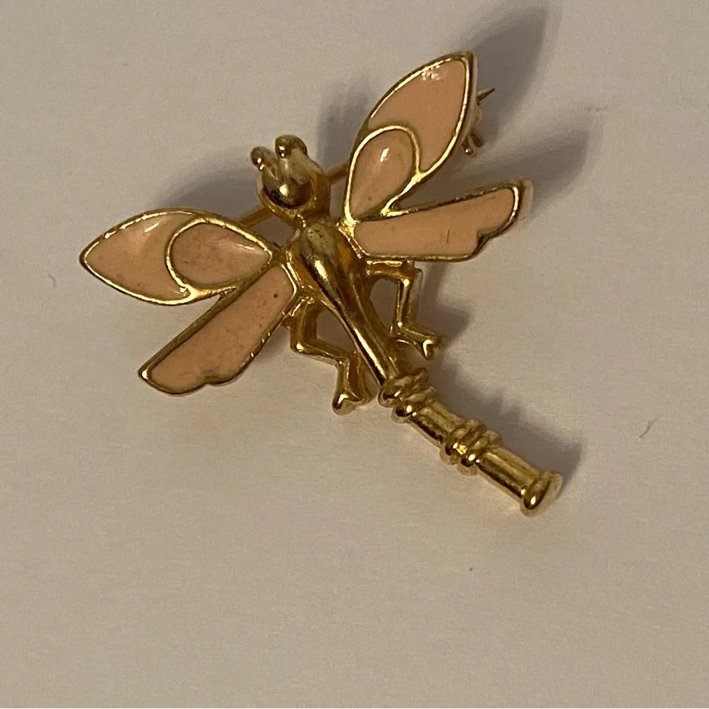TRIFARI BROOCH PIN DRAGONFLY PALE PINK ENAMEL GOLD PLATE VINTAGE 1950s SIGNED